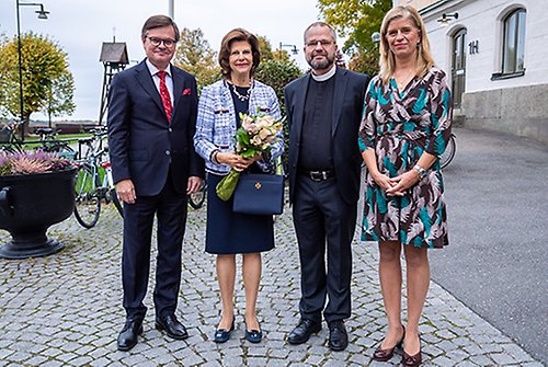 Drottningen välkomnades till Ersta diakoni av ordförande Kenneth Bengtsson, direktor Stefan Nilsson och insamlingschef Pia Watkinson. 