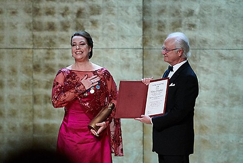 Kungen delar ut Birgit Nilsson-priset till hovsångerskan Nina Stemme. 