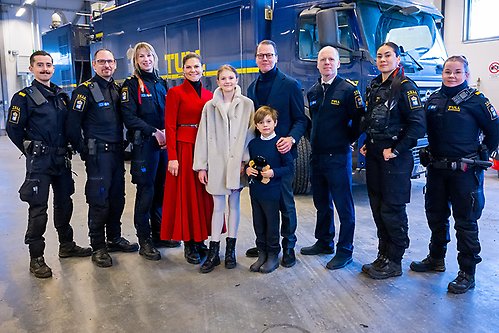 Kronprinsessfamiljen tillsammans med Tullverkets personal som tjänstgör i Värtahamnen i Stockholm under julafton. 