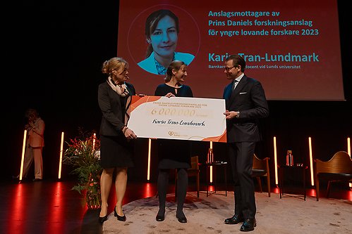 Prins Daniel tillsammans med pristagaren Karin Tran-Lundmark och Hjärt-Lungfondens generalsekreterare Kristina Sparreljung. 
