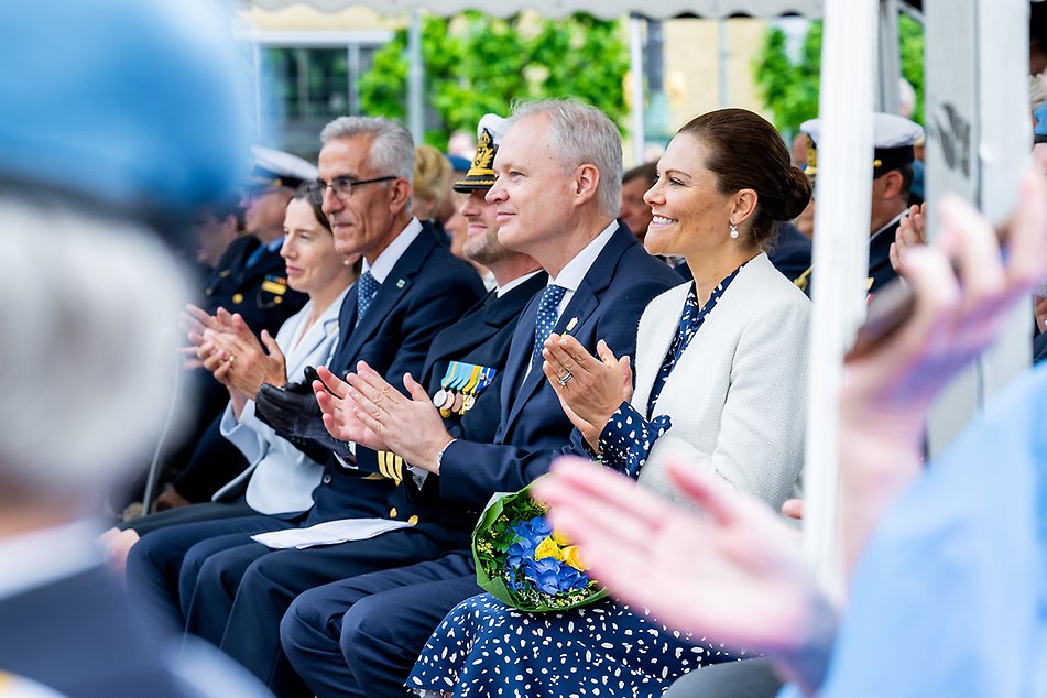 Kronprinsessan och landshövding Sten Tolgfors under ceremonin på Gustaf Adolfs torg.