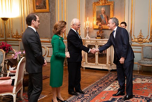 Kungaparet och Prins Daniel tar emot Uruguays ambassadör Federico Jose Perazza Scapino i Prinsessan Sibyllas våning.
