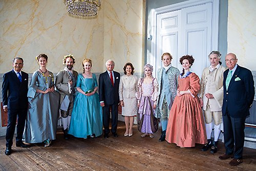 Kungaparet tillsammans med medverkande och representanter för Drottningholmsteaterns Vänner.