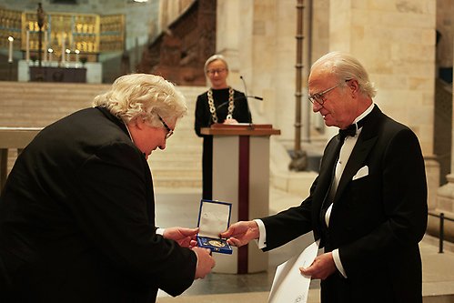 Kungen delar ut Fysiografiska Sällskapets minnesmedalj i guld till Stefan Karlsson. 