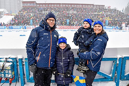 Kronprinsessfamiljen på skidskytte-VM i Östersund. 