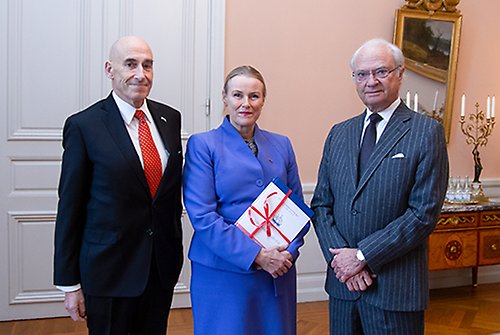 Kungen tillsammans med Olle Wästberg och Anna Rosvall Stuart från Sverige-Amerika-stiftelsen.
