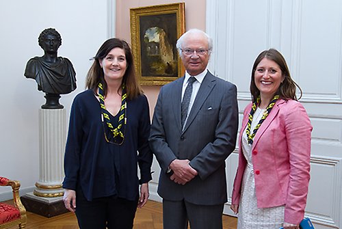 Kungen tillsammans med Petra Lindskog och Katarina Hedberg vid mötet på Kungl. Slottet. 
