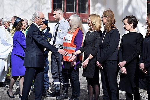 Kungaparet hälsar på blåljuspersonal och frivilliga efter minnesgudstjänsten i Adolf Fredriks kyrka. 