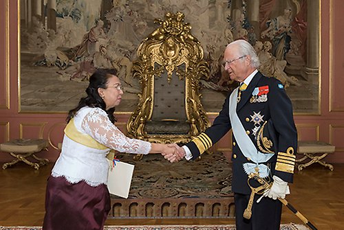 Kungen tar emot Kambodjas ambassadör Soeung Rathchavy. 