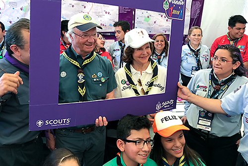 Kungaparet avslutade besöket med att delta vid en scoutaktivitet i Mexico City. 