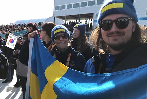 Kronprinsessan tillsammans med Maximillian Gyllsten, spelare i svenska paraishockeylaget, under herrarnas 10 km längd där Zebastian Modin deltog.