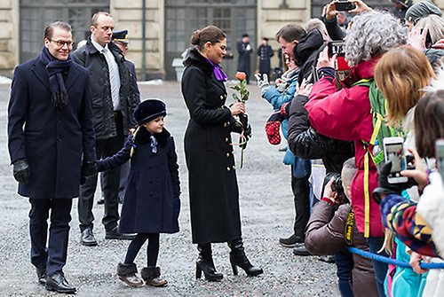 Kronprinsessan tar emot allmänhetens gratulationer vid det traditionsenliga namnsdagsfirandet. 