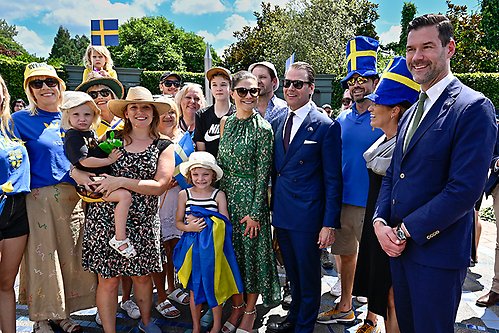 I Hamiltons trädgårdar överraskades Kronprinsessan, Prins Daniel och statsrådet Johan Forssell av en grupp bofasta svenskar som välkomnade den svenska delegationen till staden.