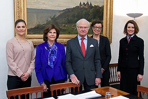 Kronprinsessan, Kungaparet, kabinettssekreterare Annika Söder och Cecilia Ruthström Ruin, enheten för Asien och Oceanien. 