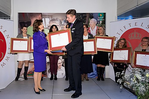 Socialnämndens ordförande Dick Bengtson tar emot Silviahemmets certifiering av Drottningen. 