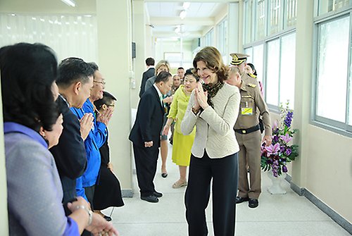 Drottningen tog del av projekt som World Childhood Foundation stödjer i Thailand. 