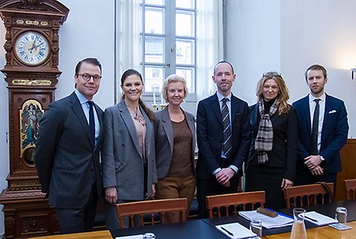 Kronprinsessparet tillsammans med protokollchef Charlotte Wrangberg, Andreas Bengtsson, kansliråd Norden Baltikum, Eu-enheten, Helena Gustafsson, kansliråd EU-enheten, och Buster Mirow Emitslöf, departementssekreterare.