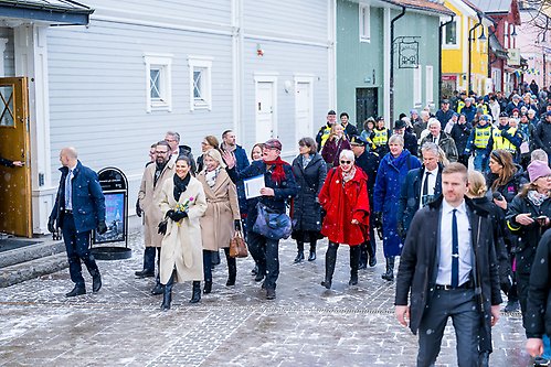 Kronprinsessan på stadsvandring i Norrtälje.