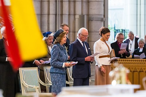 Kungaparet och Kronprinsessan i psalmsång under den inledande gudstjänsten vid kyrkomötets öppnande i Uppsala domkyrka. 