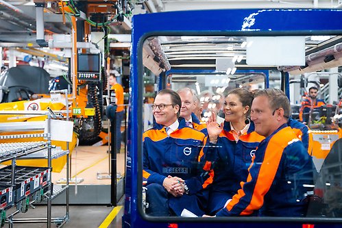 Kronprinsessparet träffade Volvo Cars medarbetare under besöket på fabriken i Torslanda.