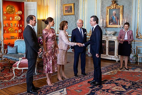 Kungaparet och Kronprinsessparet tar emot Italiens ambassadör Vinicio Mati i Prinsessan Sibyllas våning. F