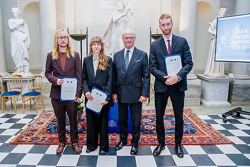 Kungen tillsammans med konstnärerna William Jernberg, Lina Göhle och Josef Alexanderson som fick ta emot stipendium på Kungl. Slottet.