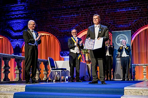 Kungen delar ut Gad Rausings pris till Heikki Pihlajamäki, professor i jämförande rättshistoria vid Helsingfors universitet, för framstående humanistisk forskargärning. 