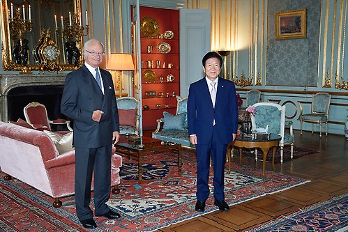 Kungen tillsammans med talmannen i Republiken Koreas parlament H.E. Park Byeong-seug vid audiensen på Kungliga slottet.