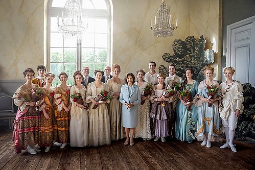 Drottningen tillsammans med medverkande och representanter för Drottningholmsteaterns Vänner.