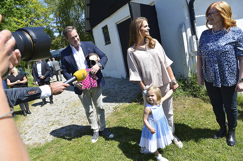 Prinsessparet, Prinsessan Leonore och landshövding Cecilia Schelin Seidegård vid besöket på hästgården Änge i Västerhejde.