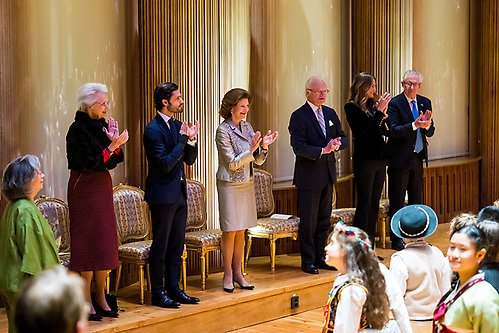 Kungaparet, Prins Carl Philip, Prinsessan Madeleine och Tord Magnuson under Lilla Akademiens konsert. 