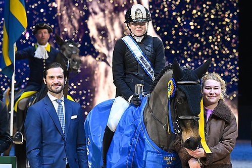 Prins Carl Philip tillsammans med vinnaren av Prins Carl Philips pris Selma Gustafsson Thelin och hennes ponny Barravalley Shadow.