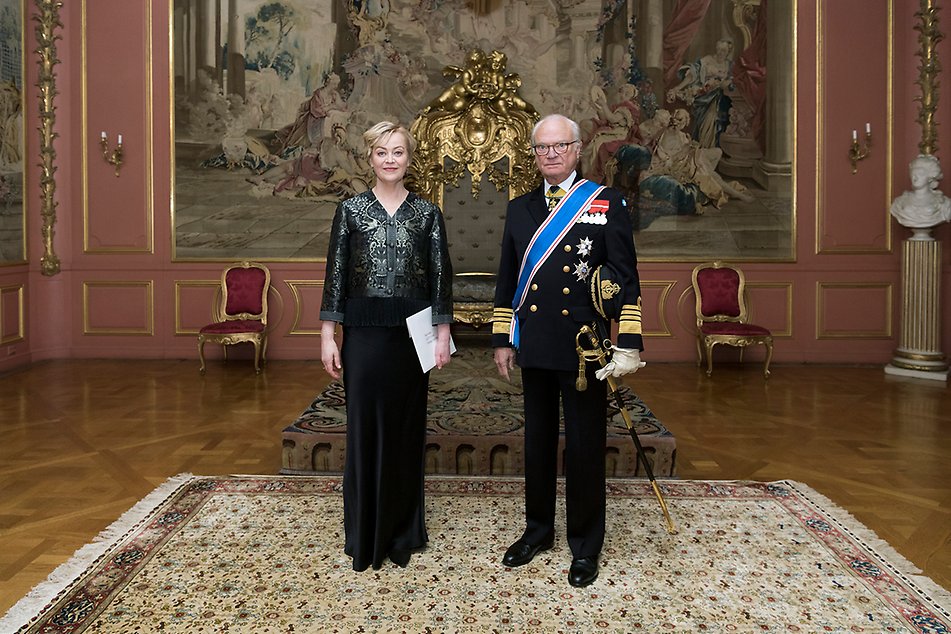 Kungen tillsammans med Islands ambassadör Bryndís Kjarstansdóttir. 