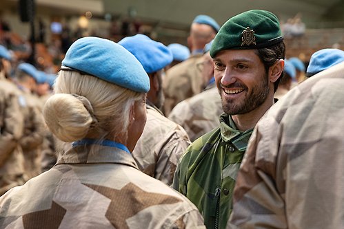 Prins Carl Philip i samtal med en av de hemkomna soldaterna ur Stockholms amfibieregemente. 