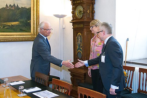 Kungen hälsar på Catharina Håkansson Boman och Niklas Lundin från Sverigeförhandlingen.