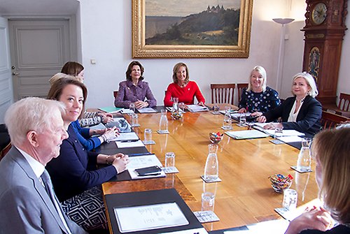 Drottningen vid styrelsemötet för Mentor International på Kungliga slottet. 