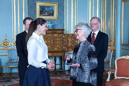 Kronprinsessan överlämnar Vegamedaljen 2018 till professor Gillian Hart. 