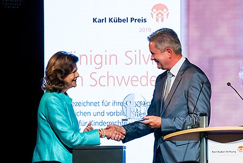 Drottningen tar emot Karl Kübelpriset av Matthias Wilkes, Karl Kübel-stiftelsens ordförande, vid en ceremoni i Bensheim i Tyskland.