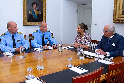 Kungen och Kronprinsessan i möte med Mats Löfving och Stefan Hector från polisen. 