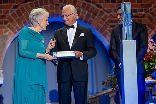 Kungen delar ut ”Stockholm Water Prize 2019” till dr Jackie King. 