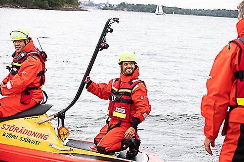 Prins Carl Philip och Mats Håkansson från Sjöräddningssällskapet övar på livräddning.
