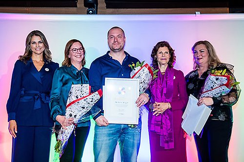 Drottningen, Prinsessan Madeleine tillsammans med vinnaren Andreas Grym, IT-brottsutredare på Polisen i Göteborg. Med på bild är även Eva Thored och Maria Blomgren Rydell som var nominerade till priset. 