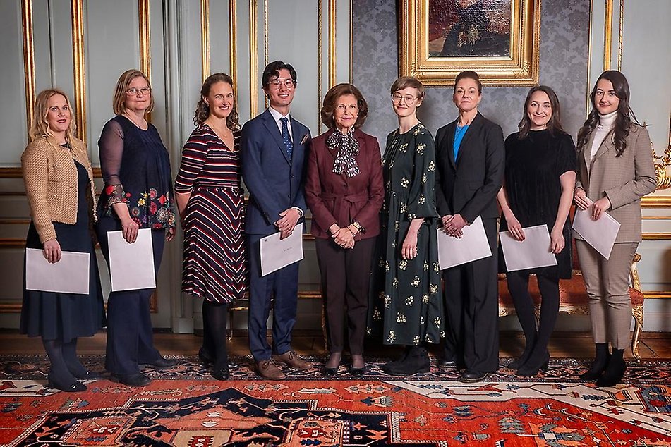 Drottningen tillsammans med 2023 års stipendiater vid stipendieceremonin på Kungl. Slottet. 