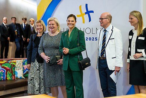 Kronprinsessan tillsammans med Maimo Henriksson, Finlands ambassadör i Sverige, Gunvor Kronman, Hanaholmens vd, Kimmo Sasi, Hanaholmens ordförande och Nicola Clase, Sveriges ambassadör i Finland.