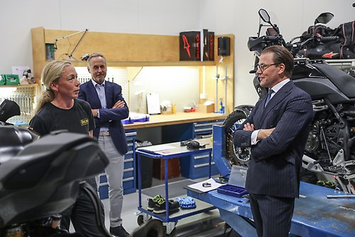 Prins Daniel och Öhlins grundare Kenth Öhlin i samtal med Erica Roth tekniker på eftermarknadsavdelningen för motorcykel.