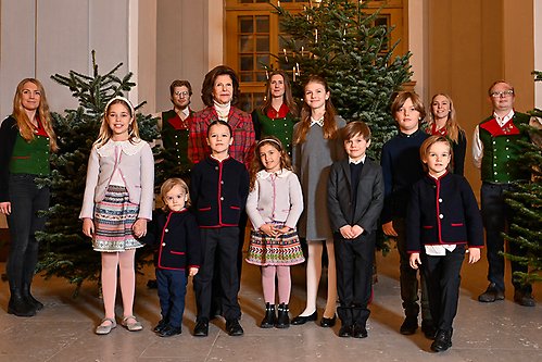 Drottningen samlad med sina barnbarn samt studentrepresentanter från "Skogis" i Umeå i Östra slottsvalvet på Kungl. Slottet. 