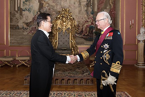 Kungen tar emot Sydkoreas ambassadör Lee Jeong-kyu. 