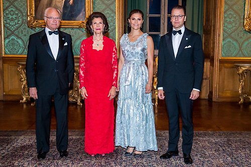 Kungaparet och Kronprinsessparet i Lovisa Ulrikas matsal innan Sverigemiddagens början.
