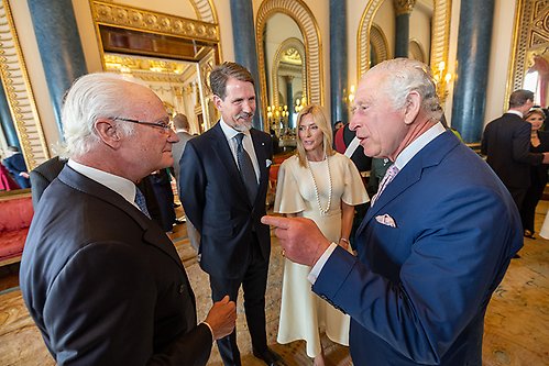 Kungen och Kung Charles i samtal under fredagens mottagning på Buckingham Palace. 
